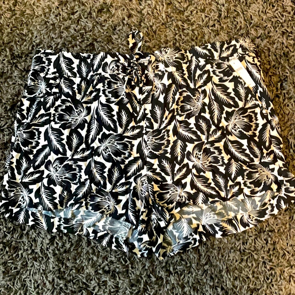 NWT - GAP XXL Floral Dress Shorts with tie front and pockets